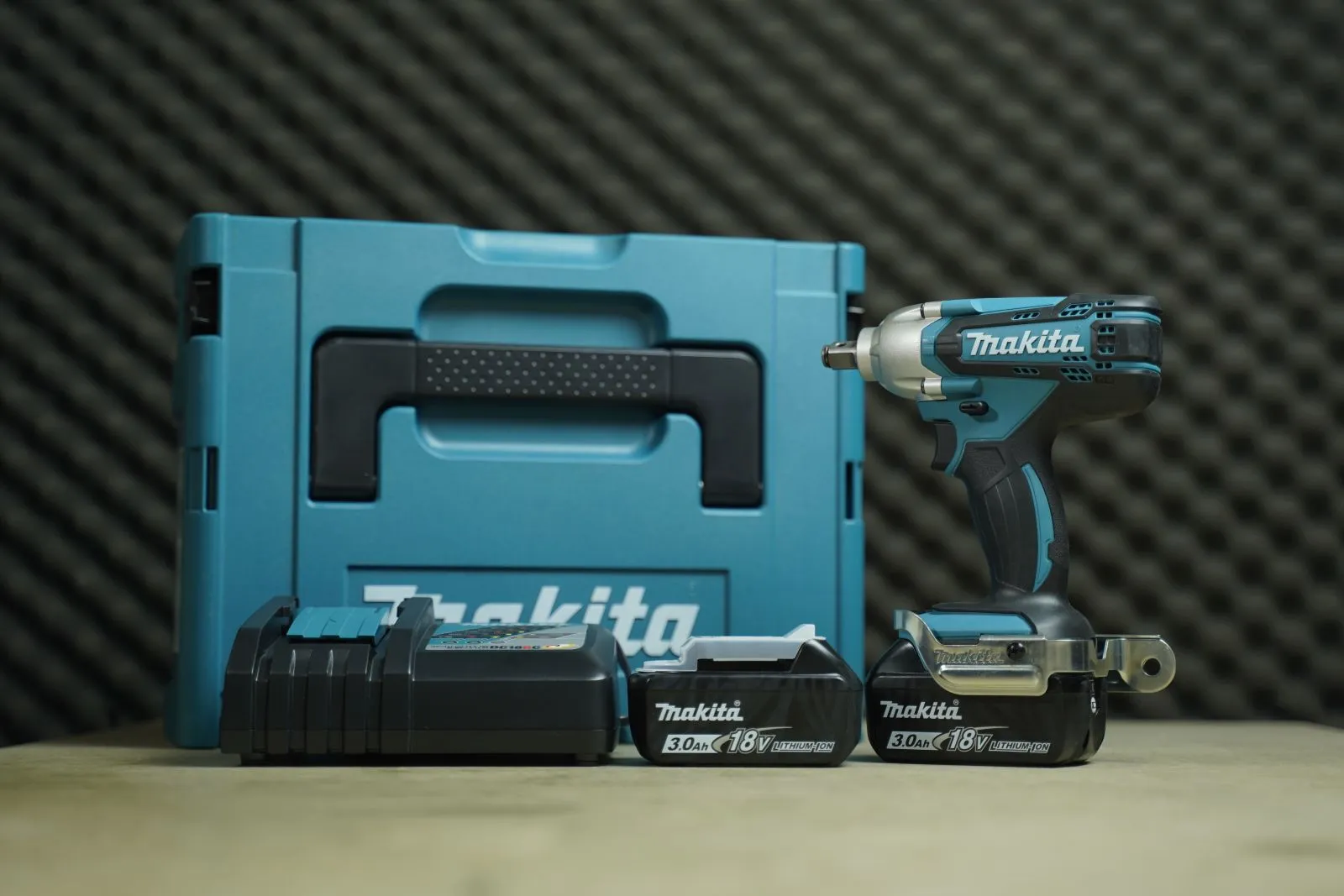 Máy siết bu lông dùng pin 18V Makita DTW190RFJX